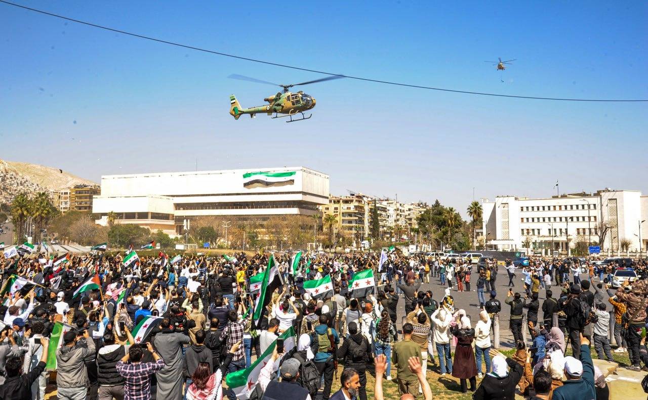 لأول مرة مروحيات ترمي الورود.. دمشق تحتفل بذكرى الثورة