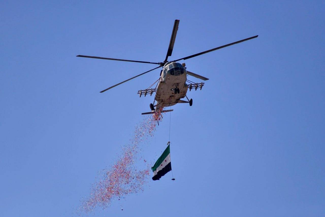 لأول مرة مروحيات ترمي الورود.. دمشق تحتفل بذكرى الثورة
