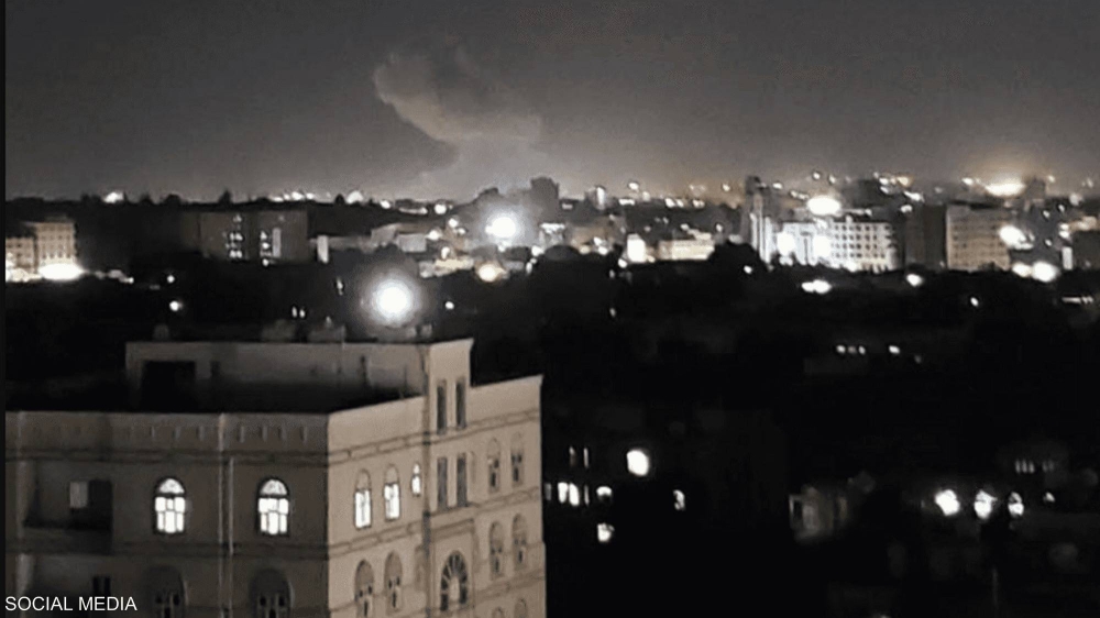 نيويورك تايمز: الولايات المتحدة تشن هجوماً جوياً وبحرياً على الحوثيين