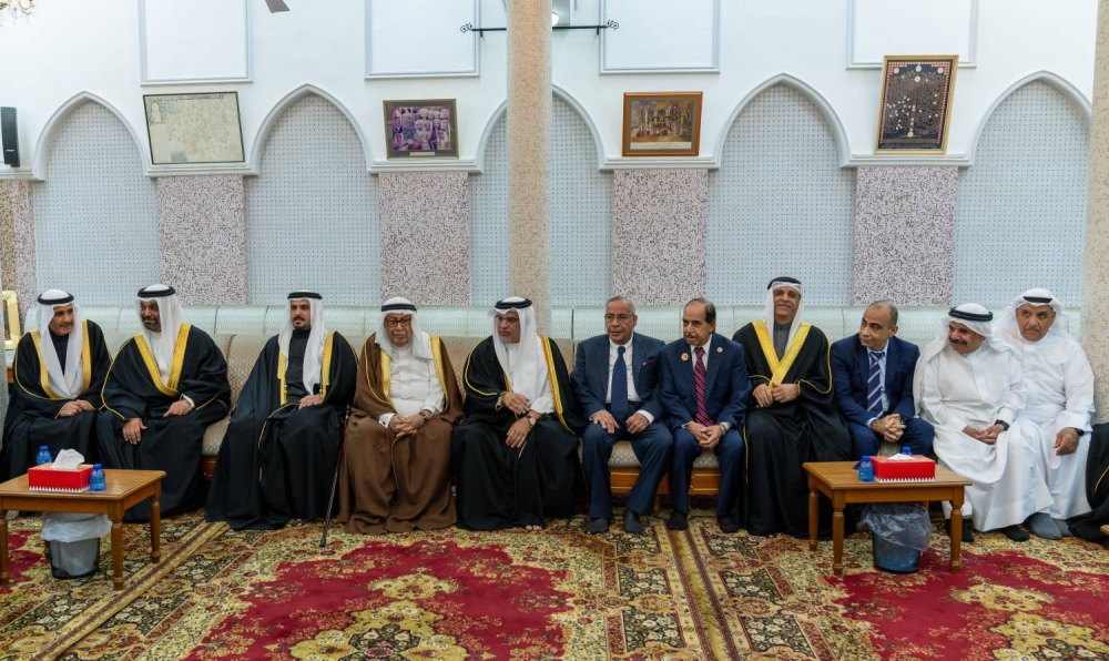 ولي العهد رئيس الوزراء يزور مجلس عائلة العريض