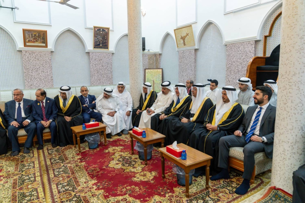 ولي العهد رئيس الوزراء يزور مجلس عائلة العريض