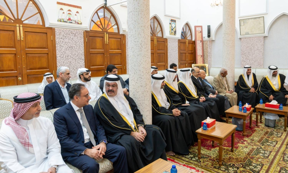 ولي العهد رئيس الوزراء يزور مجلس عائلة العريض