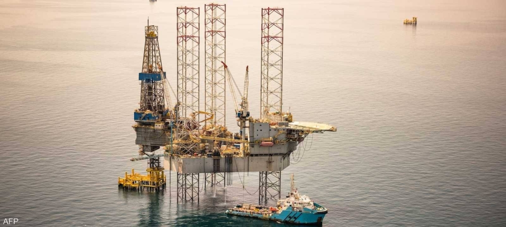 النفط يرتفع بفعل بيانات أمريكية وتصاعد التوتر بالشرق الأوسط