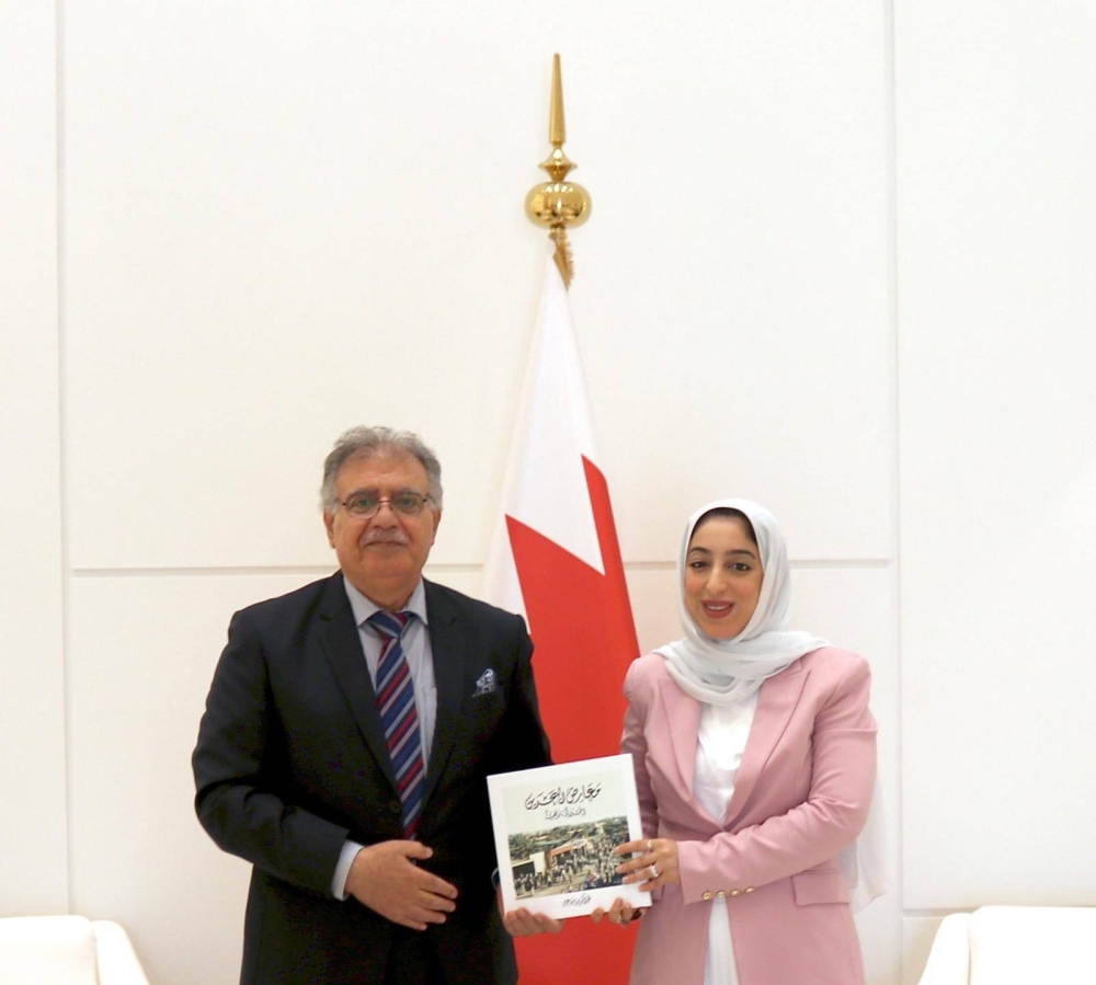 وزيرة السياحة تستقبل الباحث عبدالكريم إسماعيل وتتسلّم إهداء كتابه "معارض البحرين.. إطلالة تاريخية"