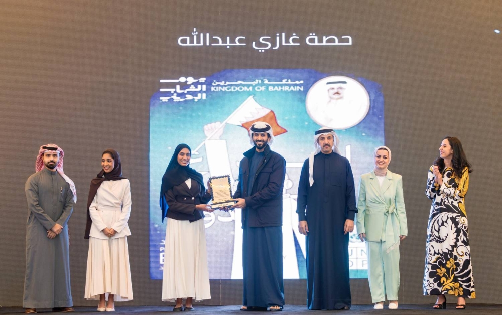 ناصر بن حمد يكرّم الفائزين بمسابقة تصميم الطابع البريدي التذكاري ليوم الشباب البحريني