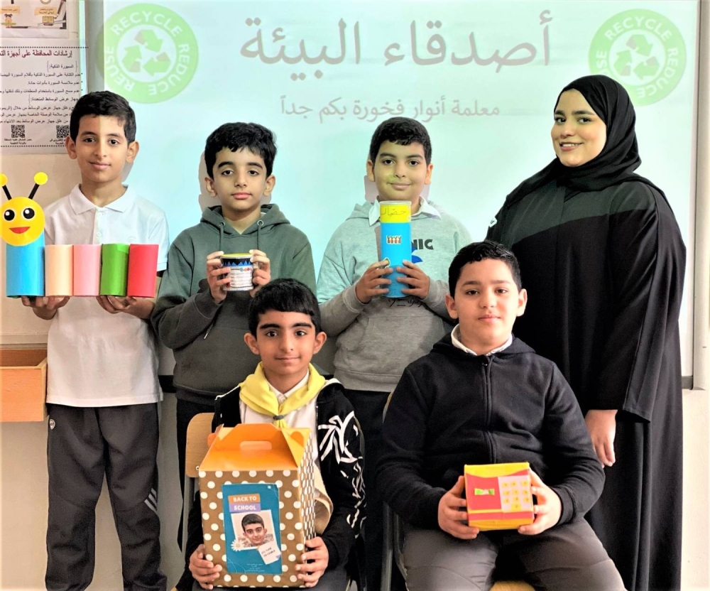 إعادة التدوير والابتكار ضمن مبادرة (أصدقاء البيئة) للمعلمة أنوار هشام