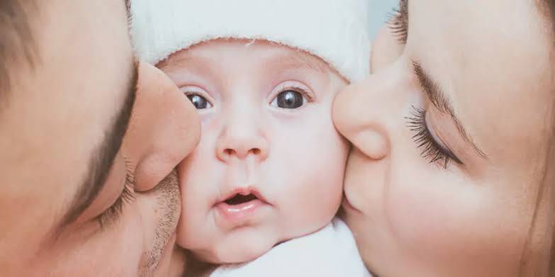 تحذير صحي.. تقبيل حديثي الولادة قد يعرضهم لأخطار جسيمة