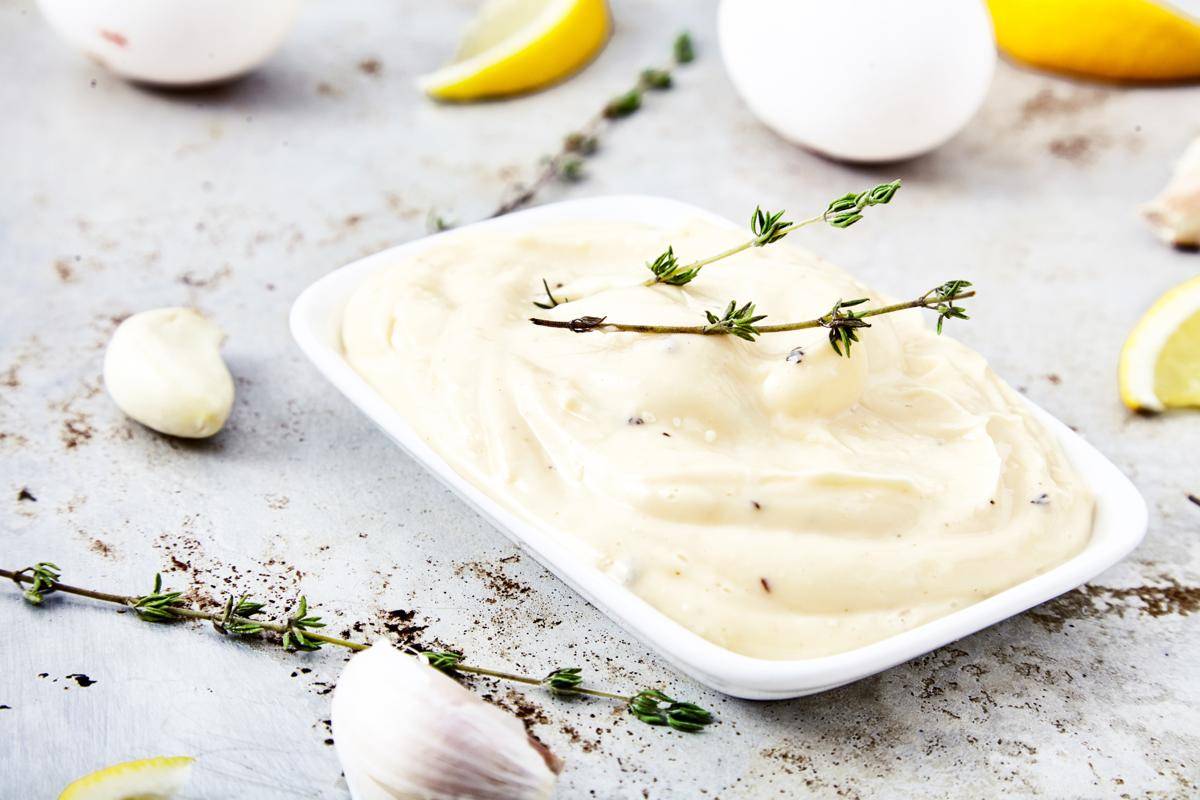 مزيج سحري لصحتك.. فوائد الثوم والزبادي في التخلص من العدوى وتقوية المناعة