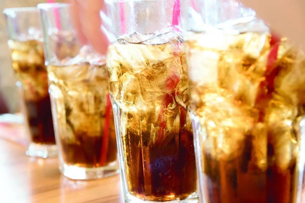 لا تفرط في تناول المشروبات الغازية.. اعرف أضرارها على الجسم