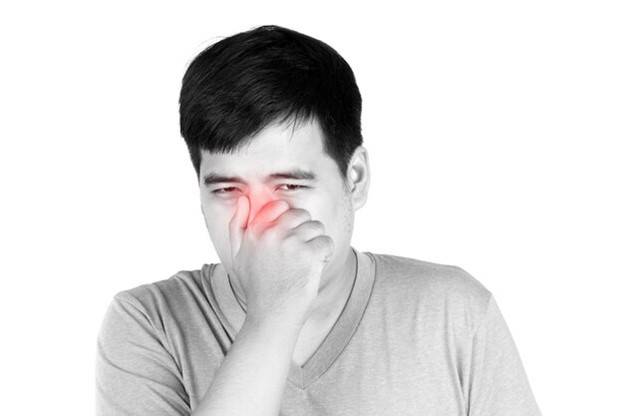 سيلان الأنف.. متى يكون مجرد نزلة برد ومتى يستدعي القلق؟