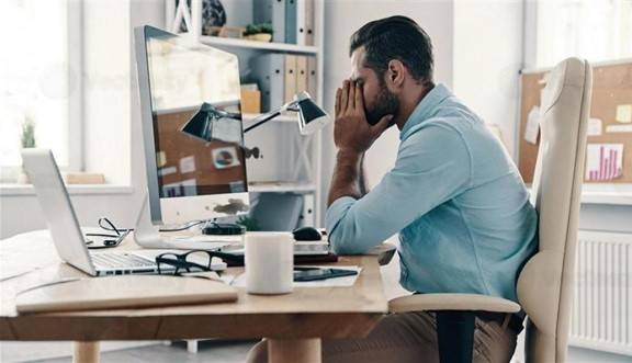 مخاطر الجلوس لفترات طويلة أثناء العمل