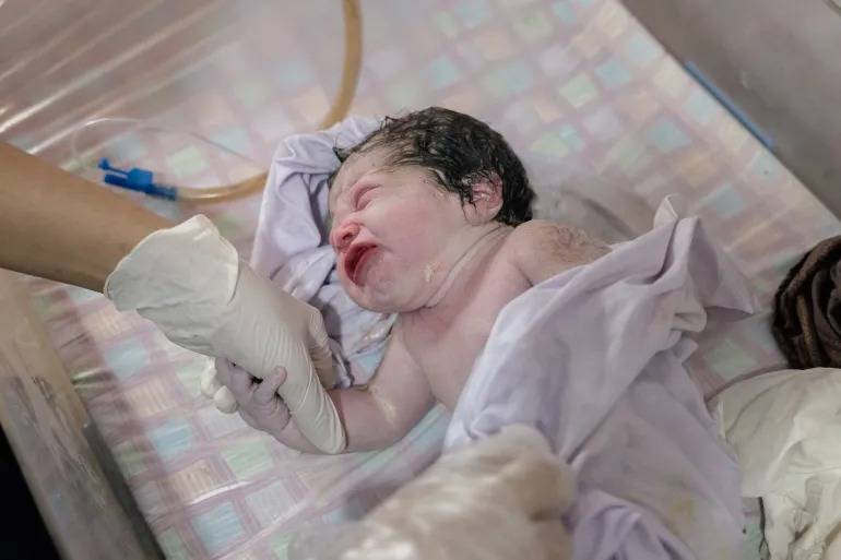 675 مولودا جديدا و27 أمّا يموتون يوميا في باكستان