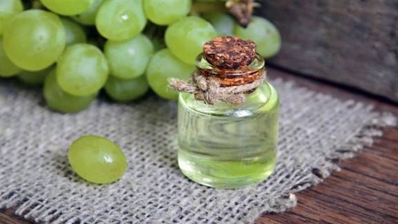 وداعًا لحب الشباب والهالات السوداء.. فوائد مذهلة لزيت بذور العنب للبشرة والصحة