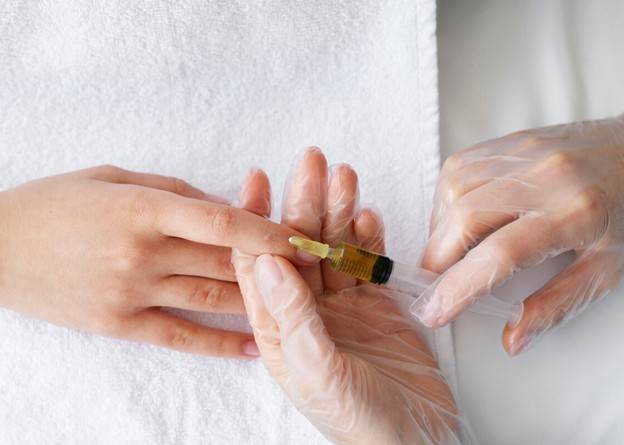 اعرف فوائد وأضرار حقن دهون في اليدين