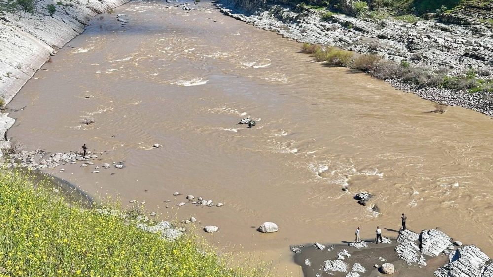 أنقذت شقيقها وغرقت.. 120 شخصاً يبحثون عن شابة عراقية ابتلعها نهر بمحافظة أربيل