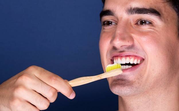 أيهما أفضل في تنظيف الأسنان.. السواك أم الفرشاة؟