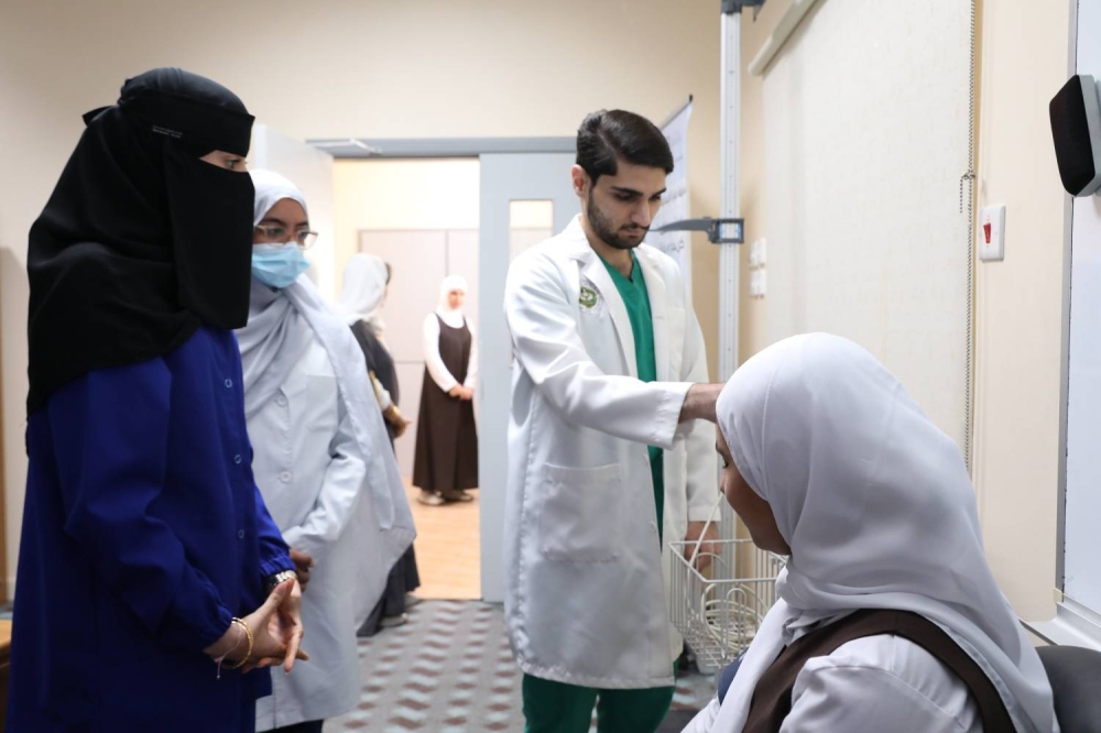 طلبة "طب الخليج العربي" ينفذون حملة توعوية لطلبة المدارس حول مخاطر  السمنة