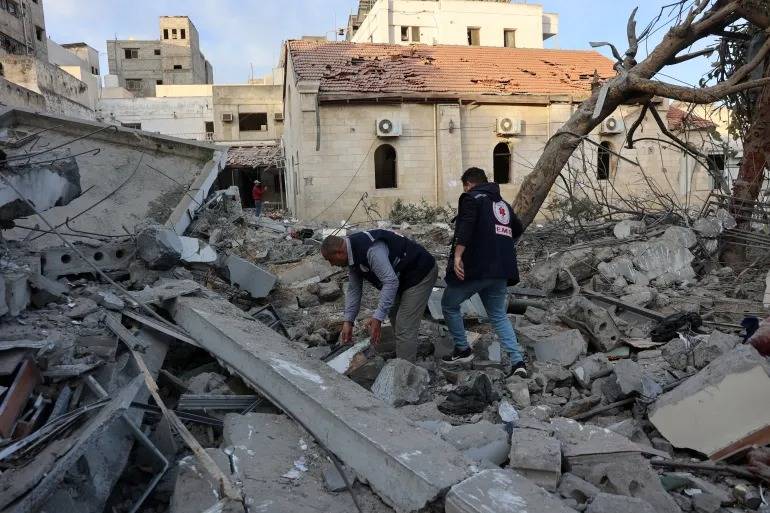 بالصور.. مستشفى المعمداني بغزة هدف للقصف الإسرائيلي