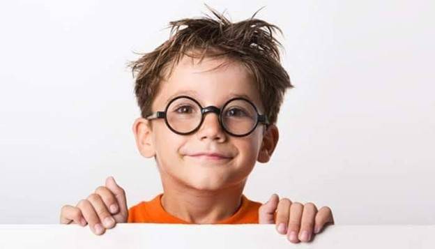 عيون طفلك أمانة.. علامات تنذرك بضرورة النظارة الطبية