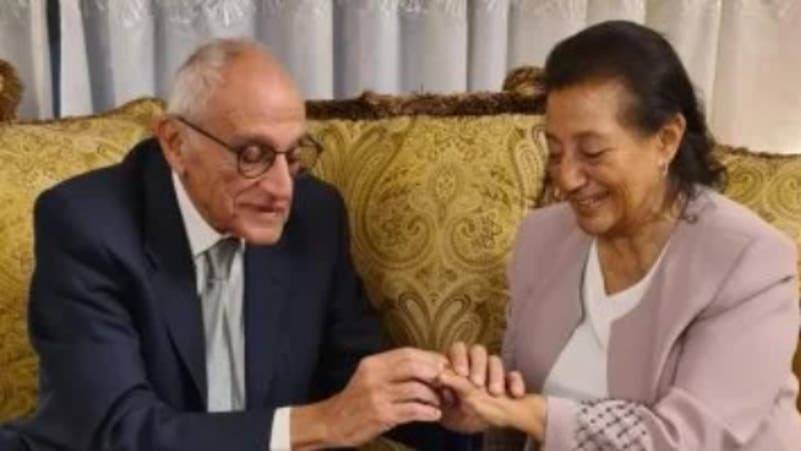 عروسان مصريان بعمر الـ80.. نادية ويوسف يتحديان الزمن