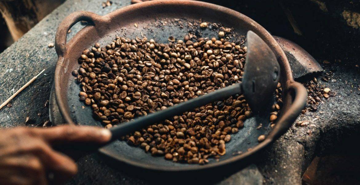 من البن الأخضر إلى فنجانك.. طرق فعالة لتحميص القهوة في المنزل