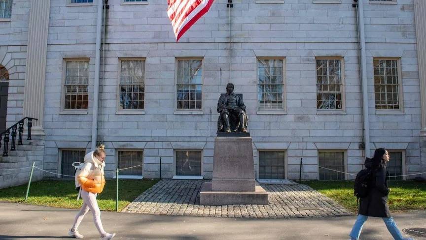 بعد رفض مطالبها.. إدارة ترمب تجمد تمويلاً بملياري دولار لجامعة هارفارد