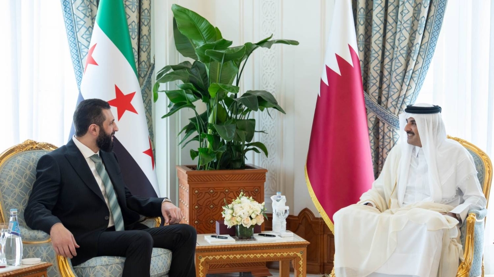 أمير قطر يستقبل أحمد الشرع في أول زيارة رسمية للدوحة
