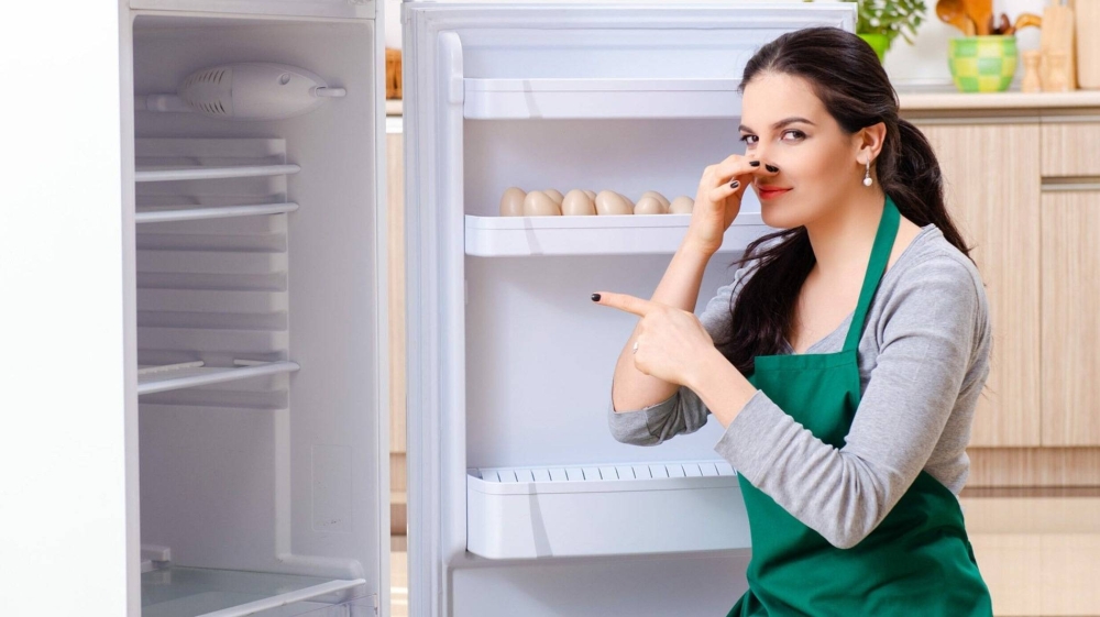 10 حيل لتنظيف الثلاجة بلا مجهود للحفاظ على رائحتها منعشة