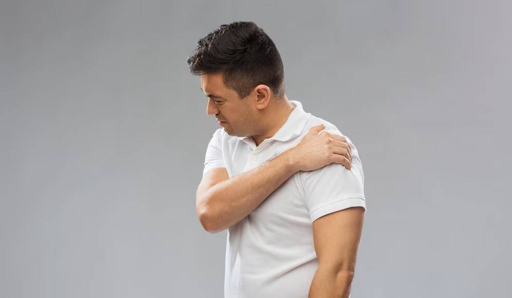 5 أعراض تشير إلى الإصابة بخلع في الكتف.. تعرف عليها