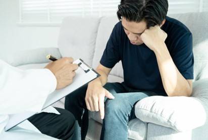 تعرف على الفرق بين الطبيب النفسي والمعالج النفسي