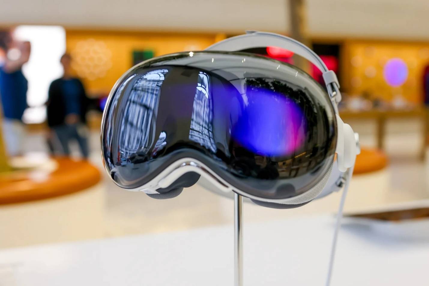 آبل تُجهز جيلين جديدين من Vision Pro وتتطلع نحو نظارات الواقع المعزز