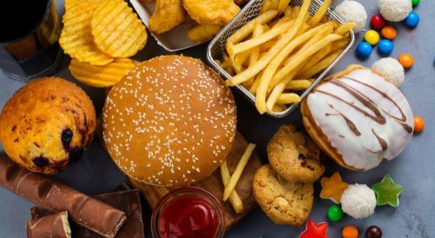 أخطر الأطعمة التي ترفع ضغط الدم.. تجنبها واحمي قلبك