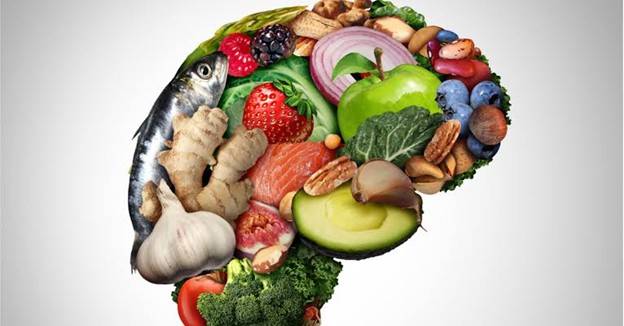أبرزها التوت.. 10 أطعمة ومشروبات تعزز صحة الدماغ