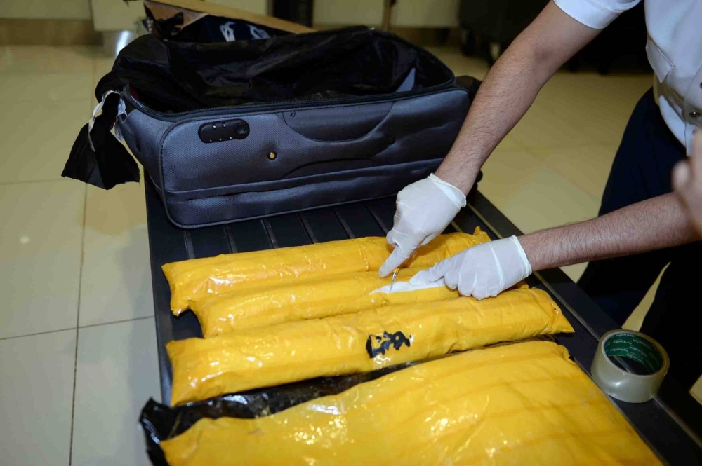 القبض على شخصين حاولا تهريب مواد مخدرة بـ 90 ألف دينار عبر مطار البحرين