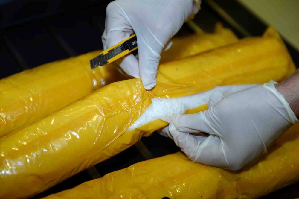 القبض على شخصين حاولا تهريب مواد مخدرة بـ 90 ألف دينار عبر مطار البحرين