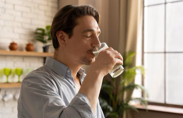 فوائد شرب الماء في الصباح على معدة فارغة