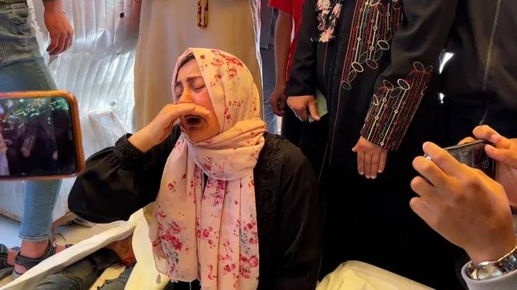 أمهات يودعن أبناءهن الشهداء بالدموع والزغاريد في غزة