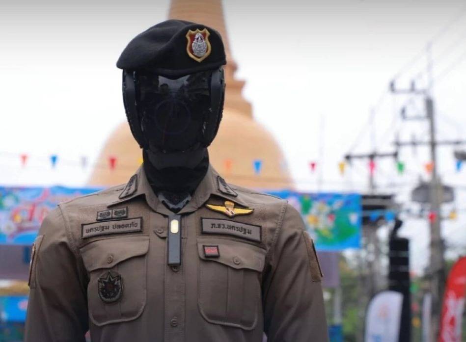 الشرطي الروبوت يظهر في تايلاند.. يتعرف على الأنشطة العدوانية ويتفاعل مع المشاة