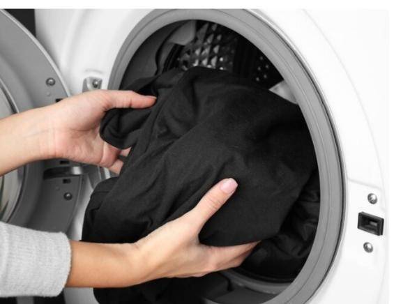 دليلك لغسل الملابس السوداء في الغسالة دون إحداث تلف فيها