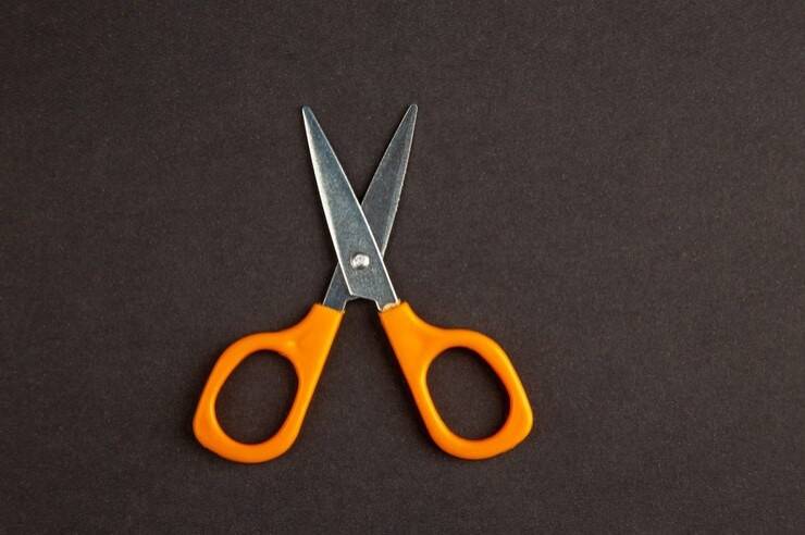 مقصك لا يقطع بشكل جيد؟.. تخلص من المشكلة بورق الألومنيوم