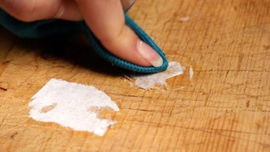 طرق إزالة الملصقات بسهولة من أي سطح دون ترك بقايا