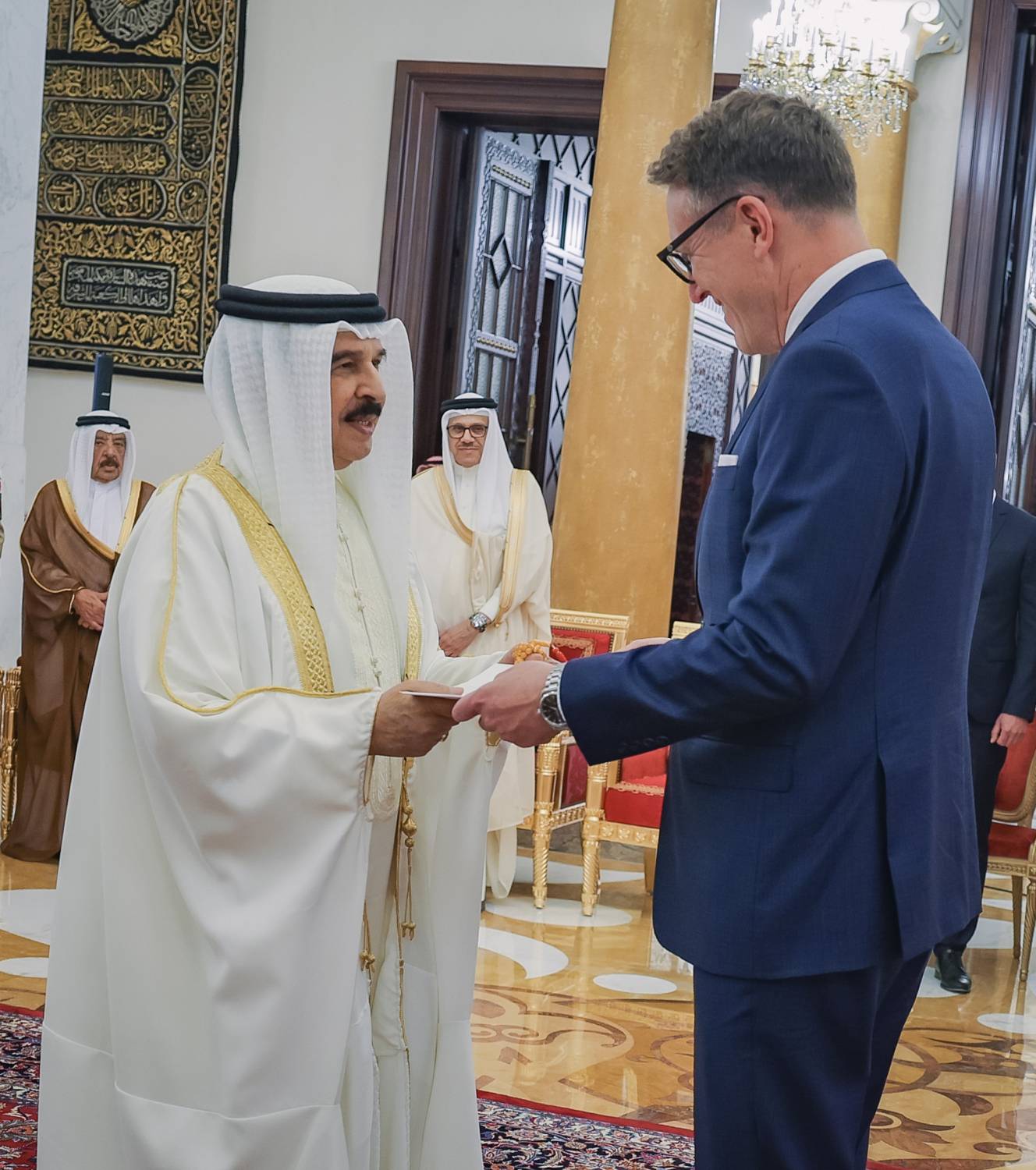 الملك يتسلم أوراق اعتماد 19 سفيراً جديداً لدى المملكة