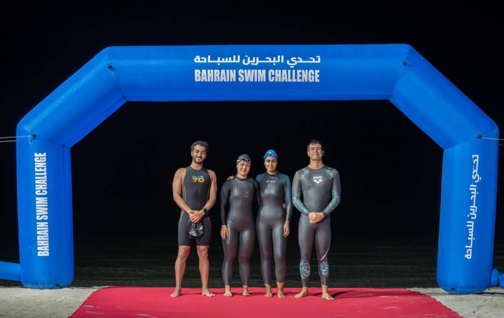 بمشاركة 4 سباحين ولمسافة 170 كيلومترا .. انطلاق تحدي السباحة حول مملكة البحرين