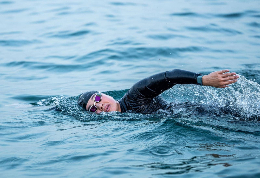 بمشاركة 4 سباحين ولمسافة 170 كيلومترا .. انطلاق تحدي السباحة حول مملكة البحرين