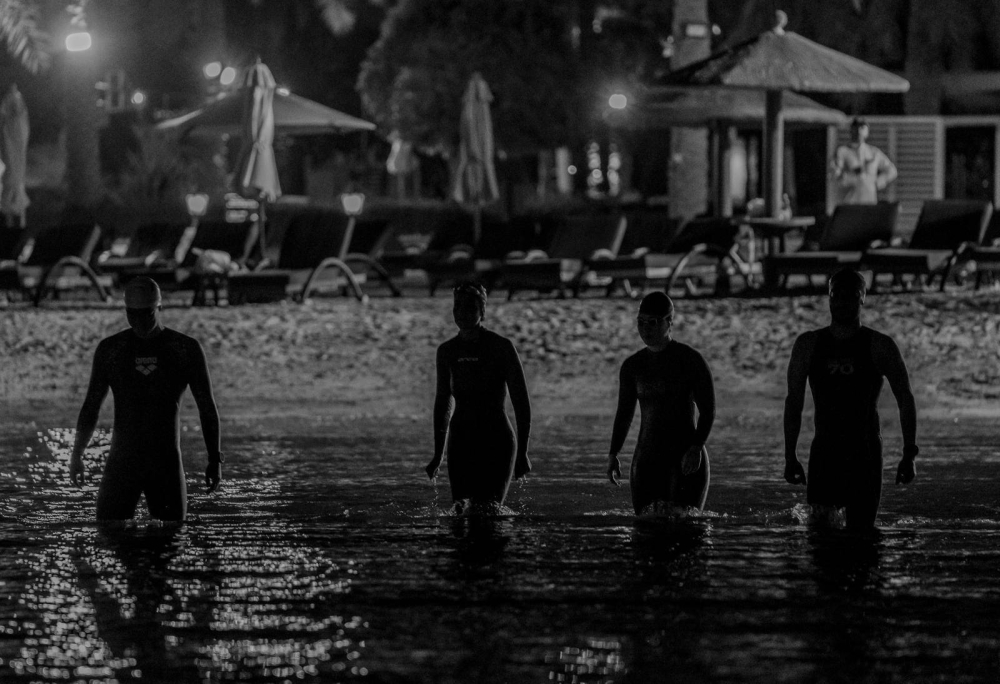 بمشاركة 4 سباحين ولمسافة 170 كيلومترا .. انطلاق تحدي السباحة حول مملكة البحرين