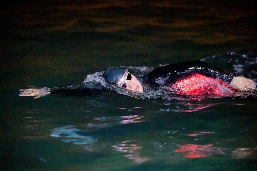 بمشاركة 4 سباحين ولمسافة 170 كيلومترا .. انطلاق تحدي السباحة حول مملكة البحرين