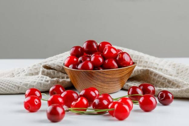 الكرز الأحمر: كنز من الفوائد الصحية والجمالية