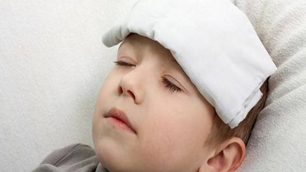 كمادات الأطفال.. الطريقة السحرية لخفض الحرارة دون أدوية