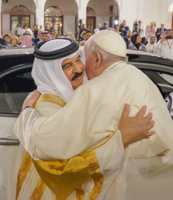 قداسة البابا من البحرين وكلمة خالدة في وجدان التاريخ .. ما تقسمه الأرض يوحده البحر