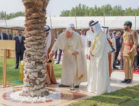 قداسة البابا من البحرين وكلمة خالدة في وجدان التاريخ .. ما تقسمه الأرض يوحده البحر